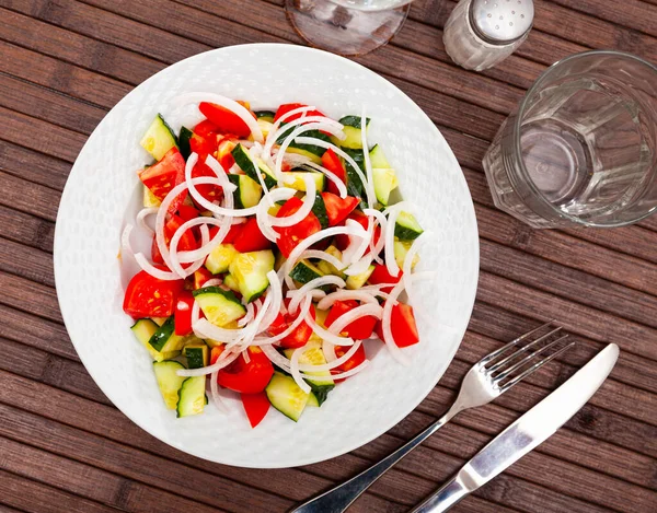 Vegetarischer Salat mit Tomaten, Gurken und Zwiebeln — Stockfoto