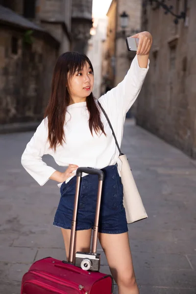 Charmoso turista feminino fazendo selfie no fundo do marco — Fotografia de Stock