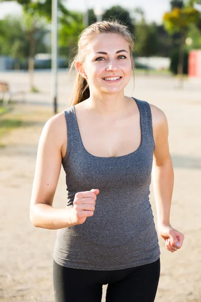 Sportwoman correre nella foresta al mattino — Foto Stock