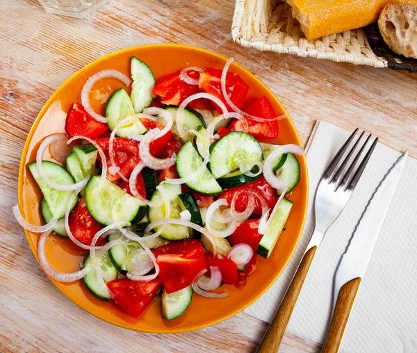 Свежий салат с огурцами, помидорами и луком — стоковое фото