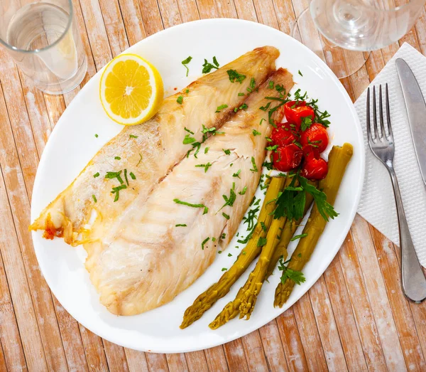 Perch fillet with asparagus and parsley — Stock Photo, Image