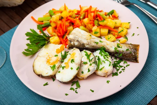 Oven baked hake with vegetable garnish — Stock Photo, Image