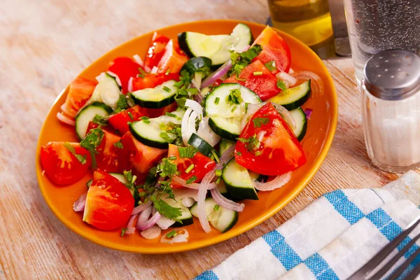 Vegetariánský salát s čerstvými okurkami, rajčaty, cibulí — Stock fotografie