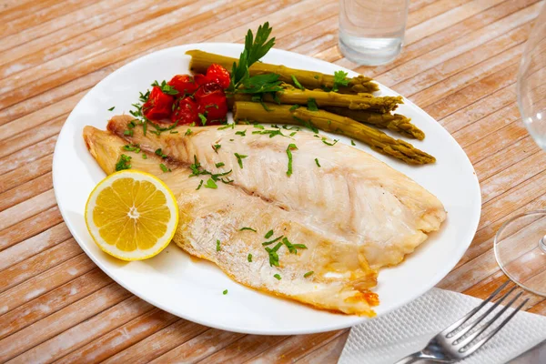 Perch fillet with lemon and asparagus — Stock Photo, Image
