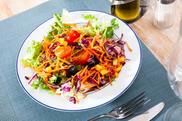 Insalata appetitosa di varie verdure - lattuga, pomodori, grano, cipolle — Foto Stock