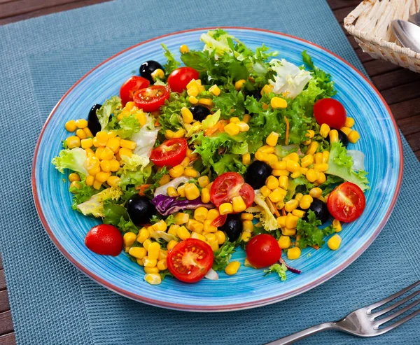 Літній салат з різноманітних салатів — стокове фото