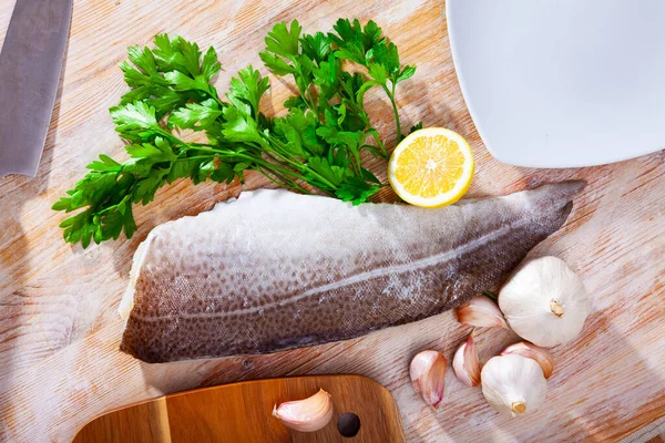 Filé de bacalhau cru com verduras e especiarias — Fotografia de Stock