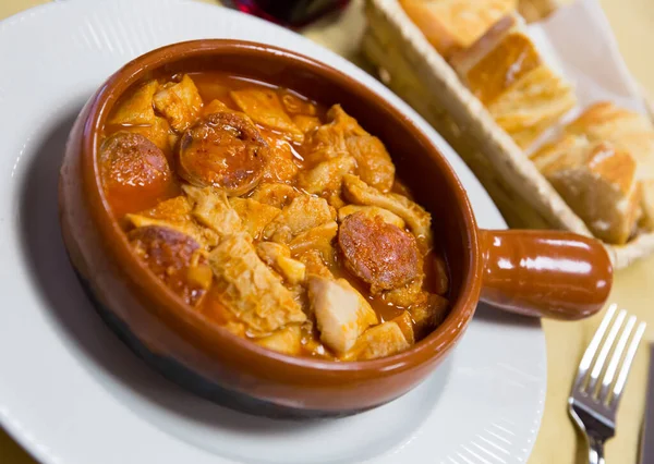 Plato Tradicional Español Callos Cocinado Con Garbanzos Chorizo Pimentón Salsa —  Fotos de Stock