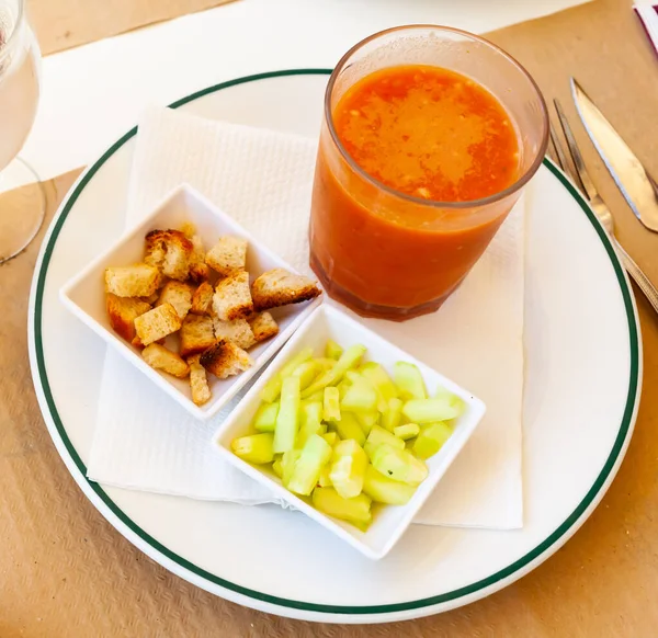 Gazpacho Szklanej Hiszpańskiej Zupie Warzywnej Bazie Pomidorów Podawanej Ogórkami Pieczonym — Zdjęcie stockowe