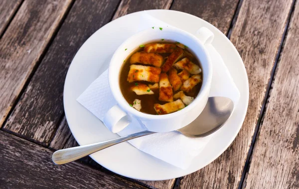 牛肉と麺のスープを食欲をそそる チェコ料理 — ストック写真