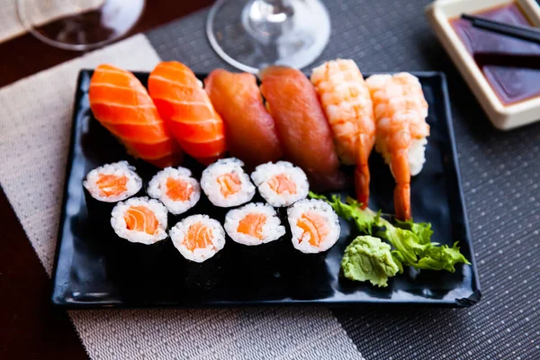 Eetlust Sushi Set Van Zalm Makizushi Nigirizushi Met Diverse Toppings — Stockfoto