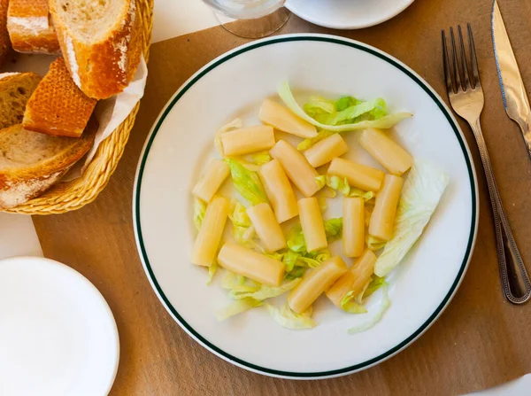 Gekochter Spargel auf Teller serviert mit Mayonnaise — Stockfoto