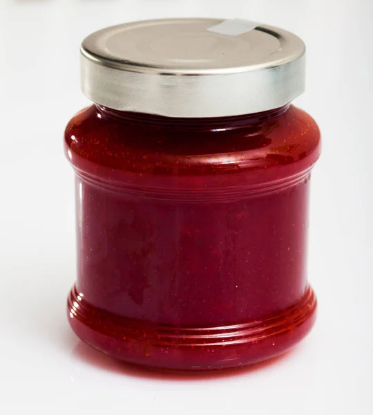 Glass jar of strawberry jam, closeup — Stock Photo, Image