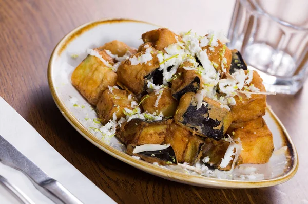 Plate with steamed eggplants with honey and cheese — Stock Photo, Image