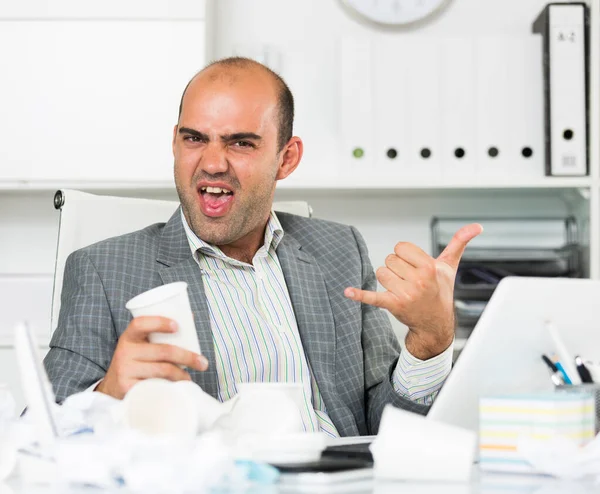 Retrato del hombre sonriente disfrutando en la oficina —  Fotos de Stock