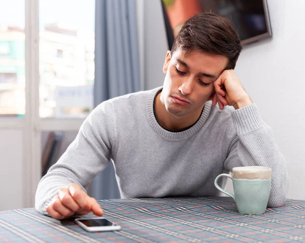 Mann chattet am Telefon und ärgert sich allein — Stockfoto