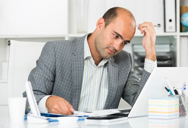 Man met veel werk en problemen — Stockfoto