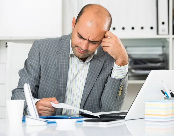 Drukke zakenman in shirt zorgen maken en denken — Stockfoto