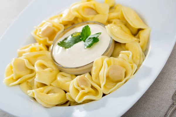 Gekookte ravioli met saus — Stockfoto