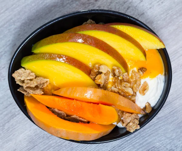 Mango and baked pumpkin with yogurt, flakes and walnuts — Stock Photo, Image