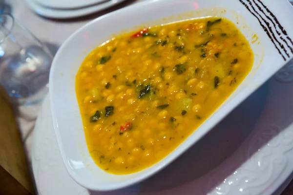 白い皿にのったガルバンゾ豆のスープ — ストック写真