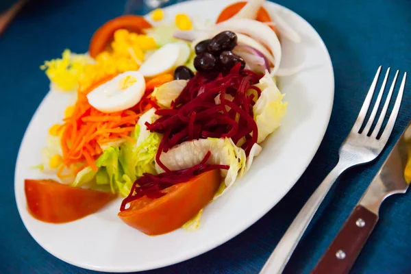 Meng salade met groenten, pruimen, gekookte bieten en sla — Stockfoto