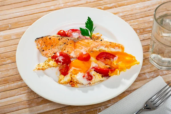 Huevos fritos con salmón y tomate cherry — Foto de Stock