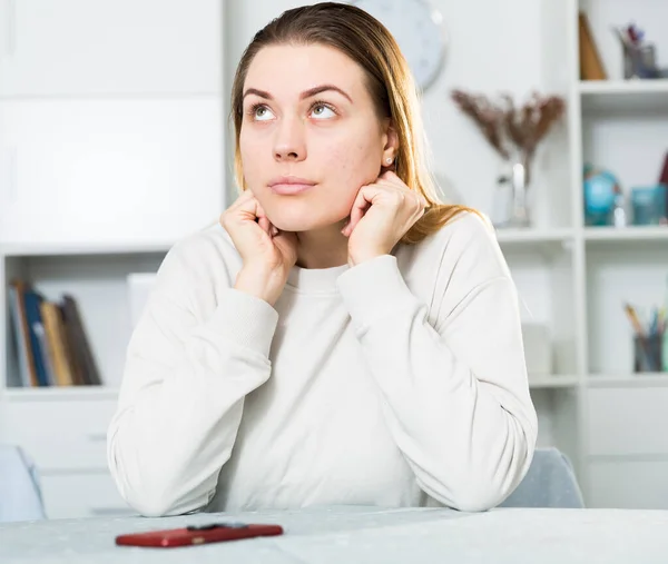 Girl is chatting on phone and upset alone — Stock Photo, Image