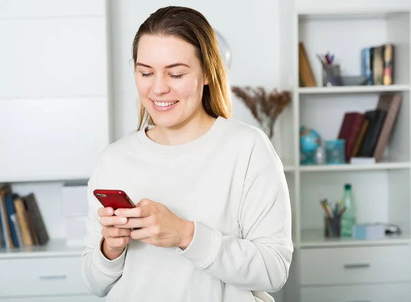 女の子は電話で話していると幸せだけで — ストック写真