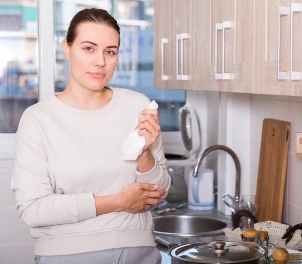 Portrait of sad woman who is standing in the kitchen — Stock Photo, Image