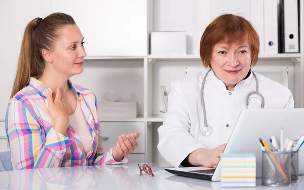 Adult female doctor leading medical appointment — Stock Photo, Image