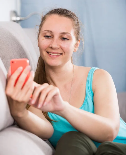 Mujer usando el teléfono — Foto de Stock