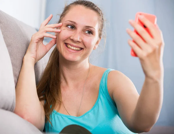 Vrouw die telefoon gebruikt — Stockfoto