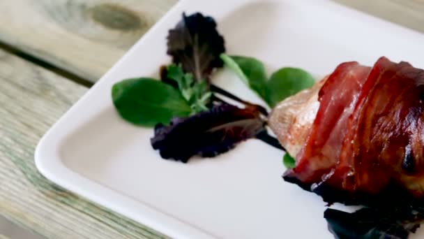 Pequena codorna assada em bacon e servida com molho balsâmico e alface — Vídeo de Stock