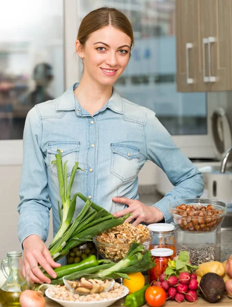 Glimlachende vrouw klaar om te koken — Stockfoto