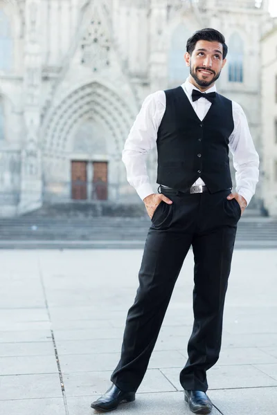 Homem de pé perto da antiga catedral — Fotografia de Stock