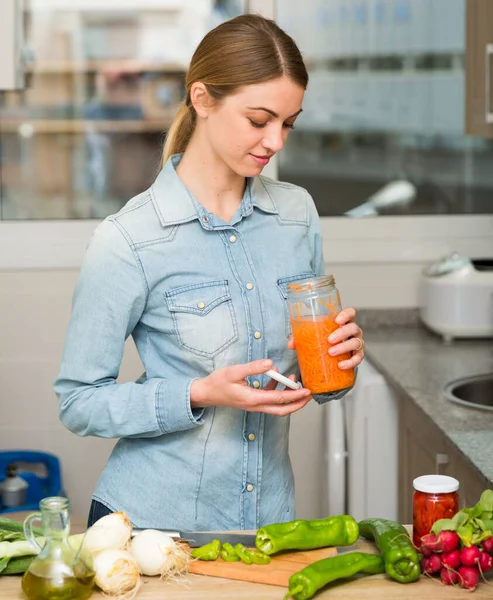 Frau kocht mit eingelegter Karotte — Stockfoto