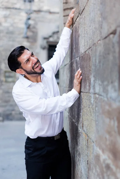 Hombre cerca de la pared extendiendo las manos a la ventana —  Fotos de Stock