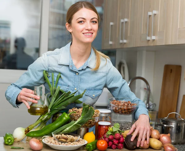 Retrato de dona de casa feliz com legumes e ervas — Fotografia de Stock
