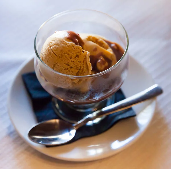 Sıcak çikolatalı dondurmayla servis edilen lezzetli çikolatalı dondurma. — Stok fotoğraf