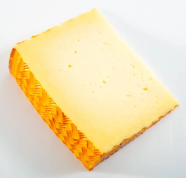 Pyszny ser półtwardy na drewnianym stole — Zdjęcie stockowe