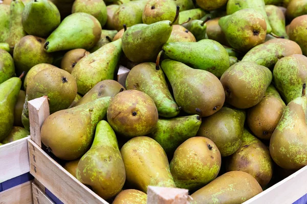 Fresh pears in wooden boxes — Stock Photo, Image
