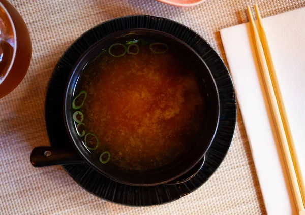 Supă în stil japonez servită misoshiru — Fotografie, imagine de stoc