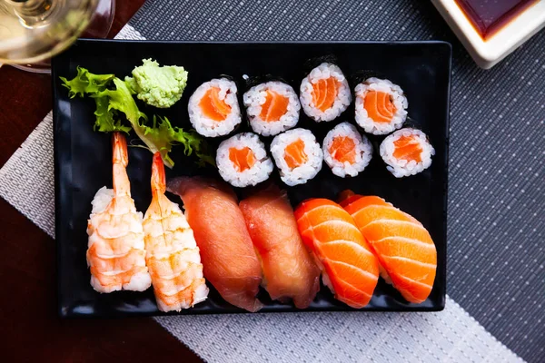 Sushi set van makizushi en nigirizushi — Stockfoto