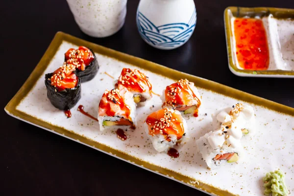 Heerlijke diverse sushi set geserveerd op bord in restaurant — Stockfoto