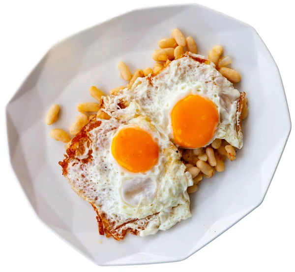 Œufs frits avec haricots cuits sur assiette blanche — Photo