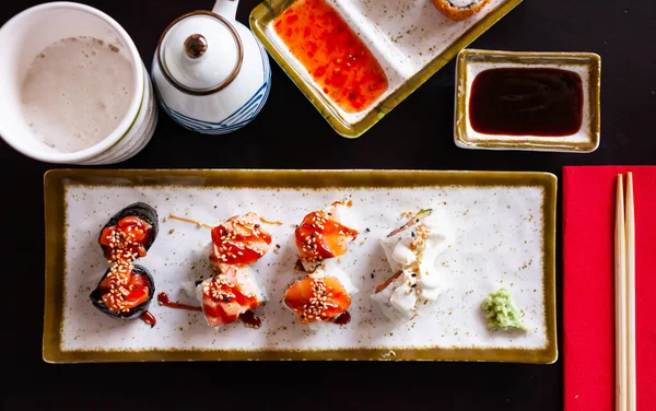 Delicioase diferite seturi de sushi servite pe farfurie în restaurant — Fotografie, imagine de stoc
