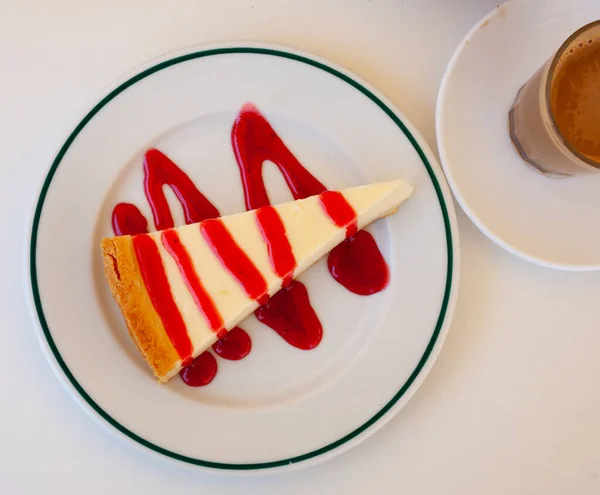 Gâteau au fromage classique servi avec sauce aux baies douces — Photo