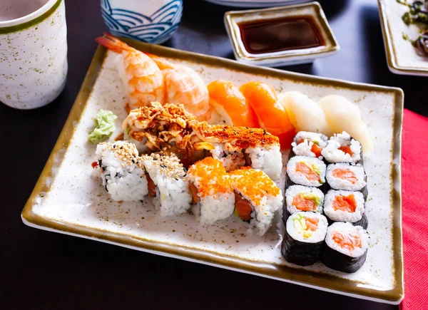 Gecombineerde sushi - californië, nigiri, variado close-up — Stockfoto
