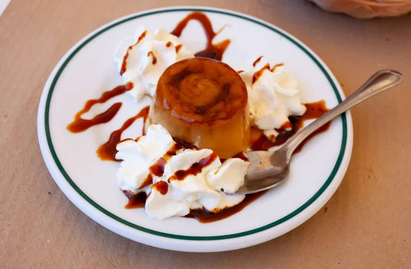 Flan de sobremesa europeu doce com chantilly — Fotografia de Stock